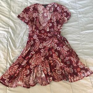F21 Red Paisley Tie Front Top size small